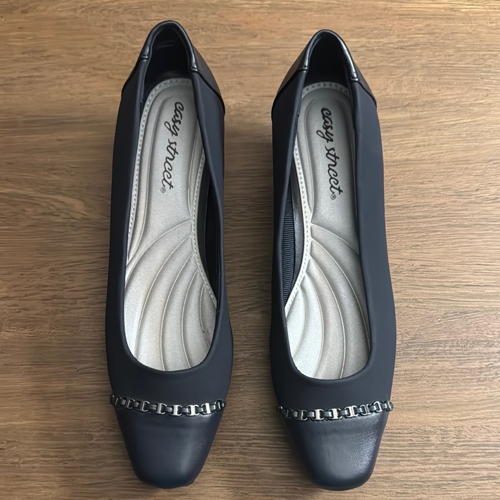 Easy Street Blue‎ Heels with Elegant Design